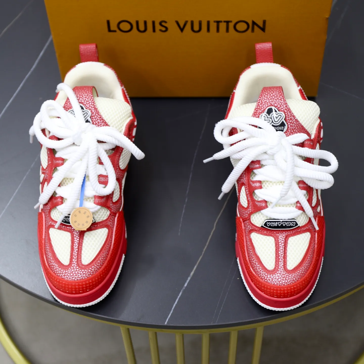 Ex-factory price: 860💰LV Couple👫Louis Vuitton TRAINER sneakers classic Louis Vuitton men's artistic director Virgil Abloh picked inspiration to create this LV Trainer sneaker. Yingze crystal inlays present a colorful effect. VS can be matched with two gorgeous effect colors. The LV letter logo badge on the tongue is gorgeous and noble. The LV letter is decorated on the side. The outsole is decorated with a Monogram flower pattern. It shows the trend of elegance and nobility! Men's and women's models: 35-46